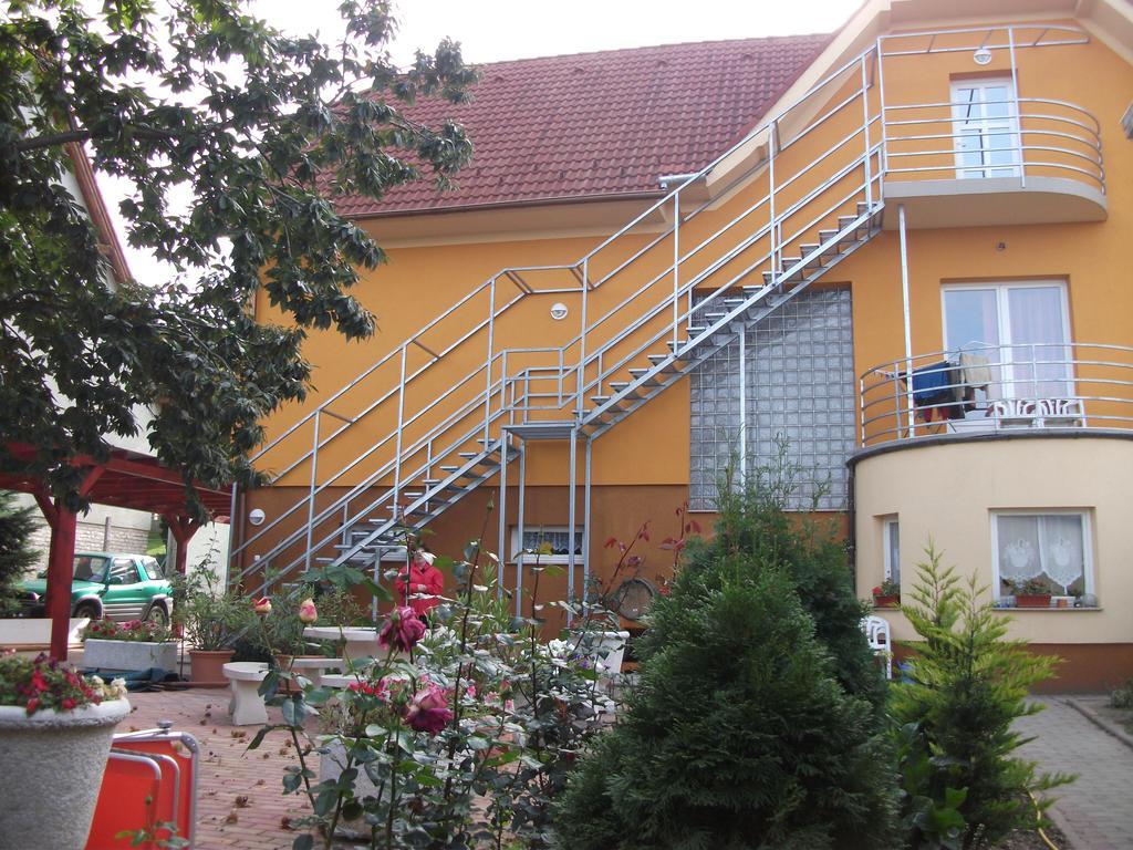 Jobor Vendeghaz Hotel Gyorujbarat Exterior photo