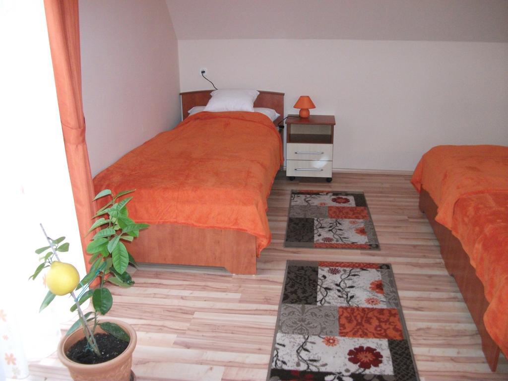 Jobor Vendeghaz Hotel Gyorujbarat Room photo